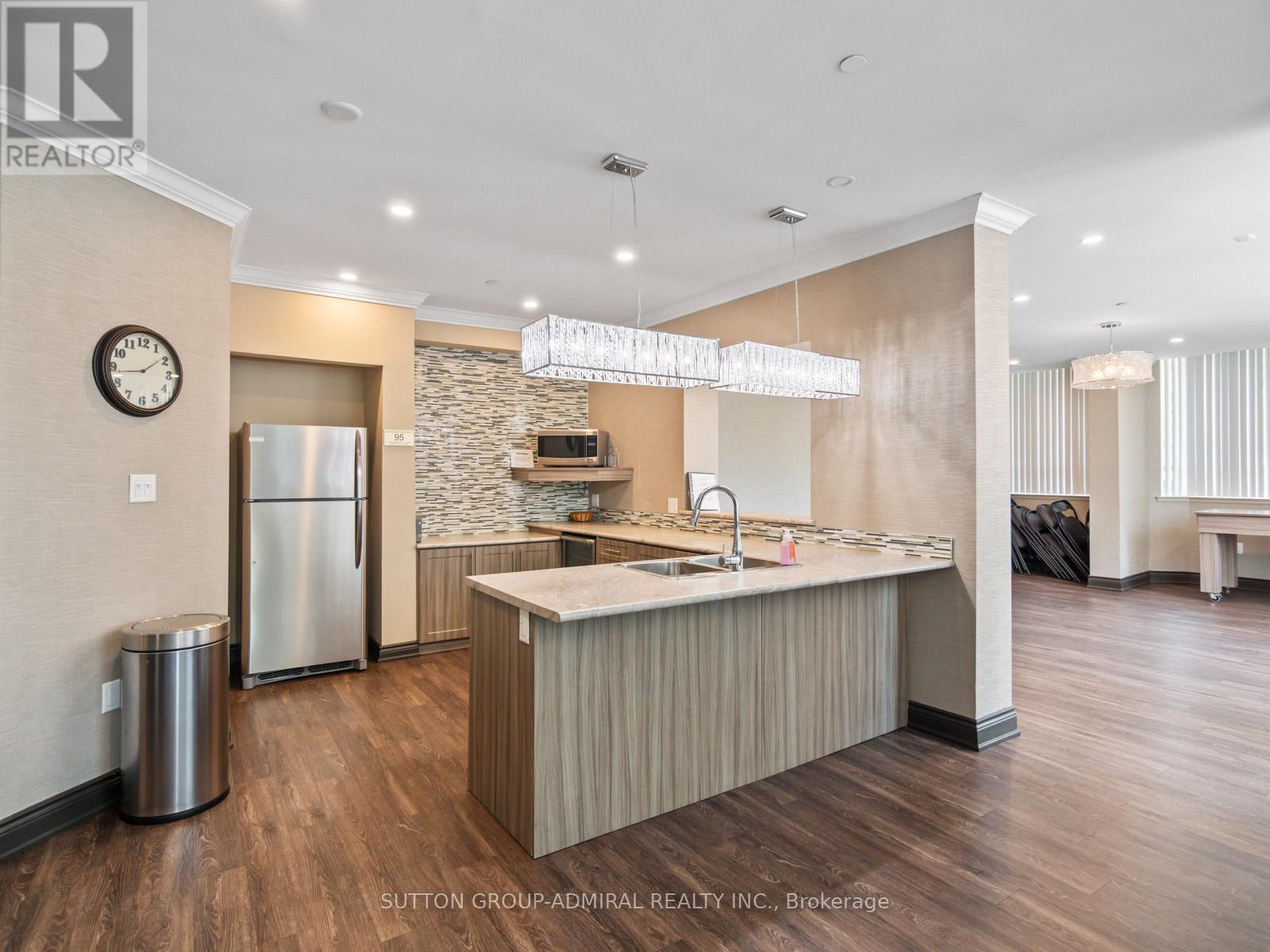 Photo 7 of 204 270 Davis Drive, Newmarket ON