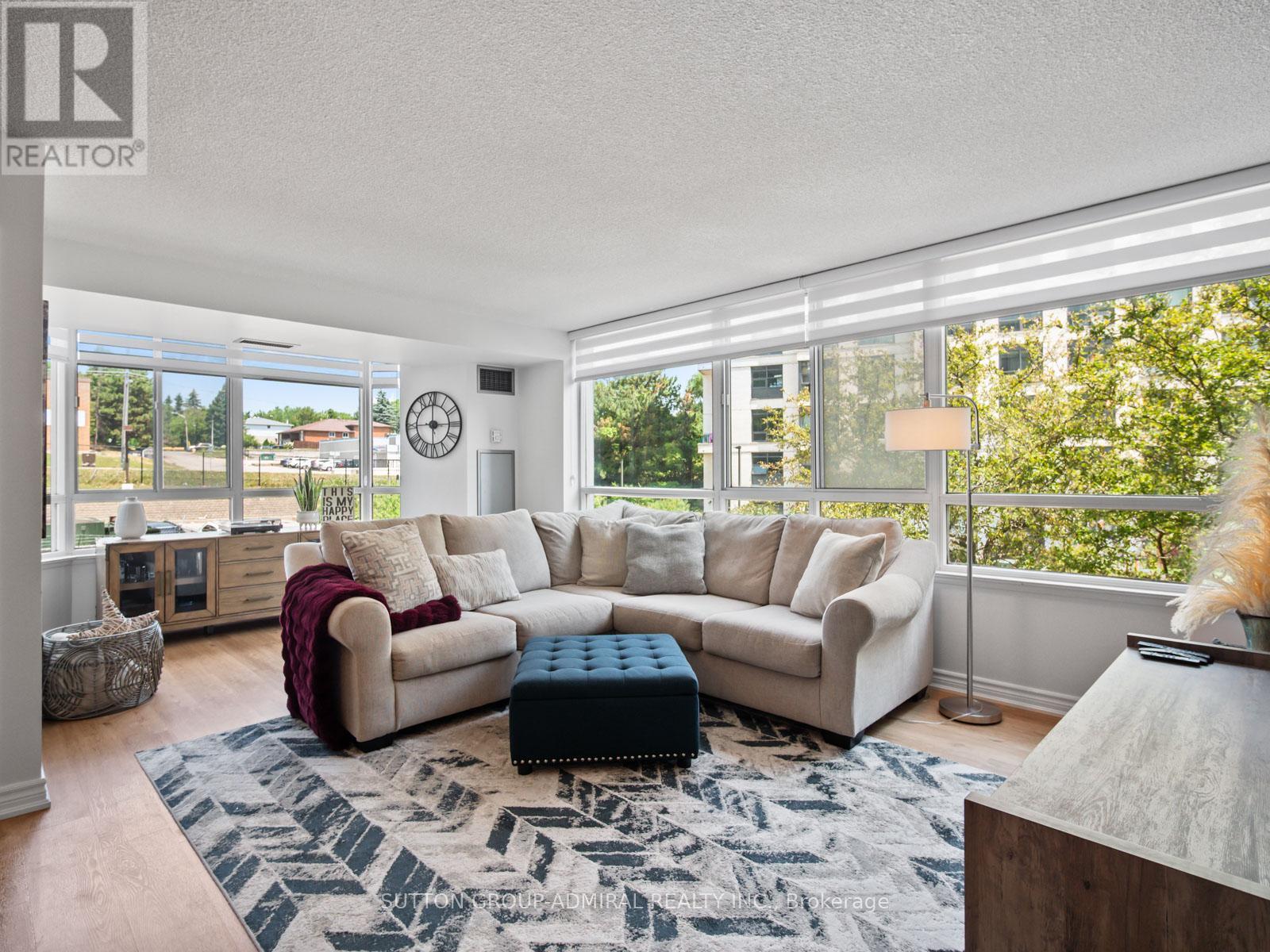 Photo 4 of 204 270 Davis Drive, Newmarket ON