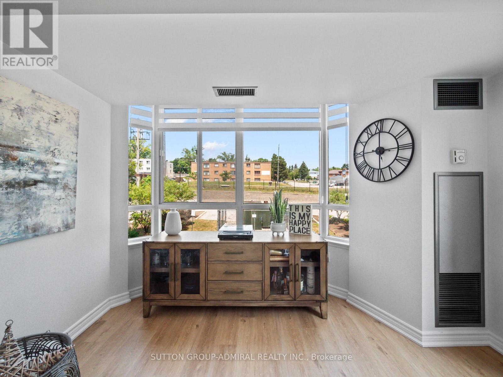Photo 18 of 204 270 Davis Drive, Newmarket ON
