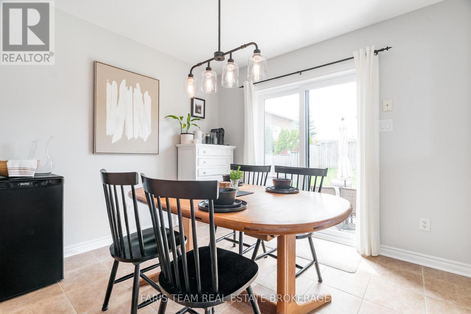 Photo 10 of 40 Brown Wood Drive, Barrie ON
