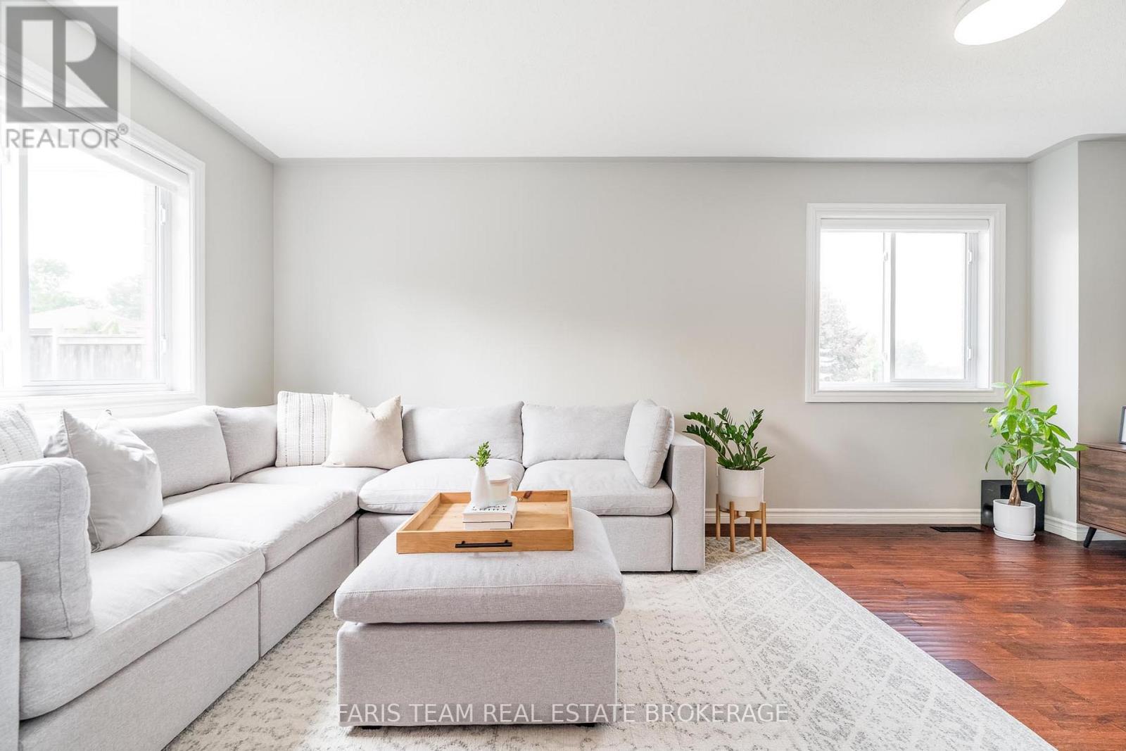 Photo 13 of 40 Brown Wood Drive, Barrie ON
