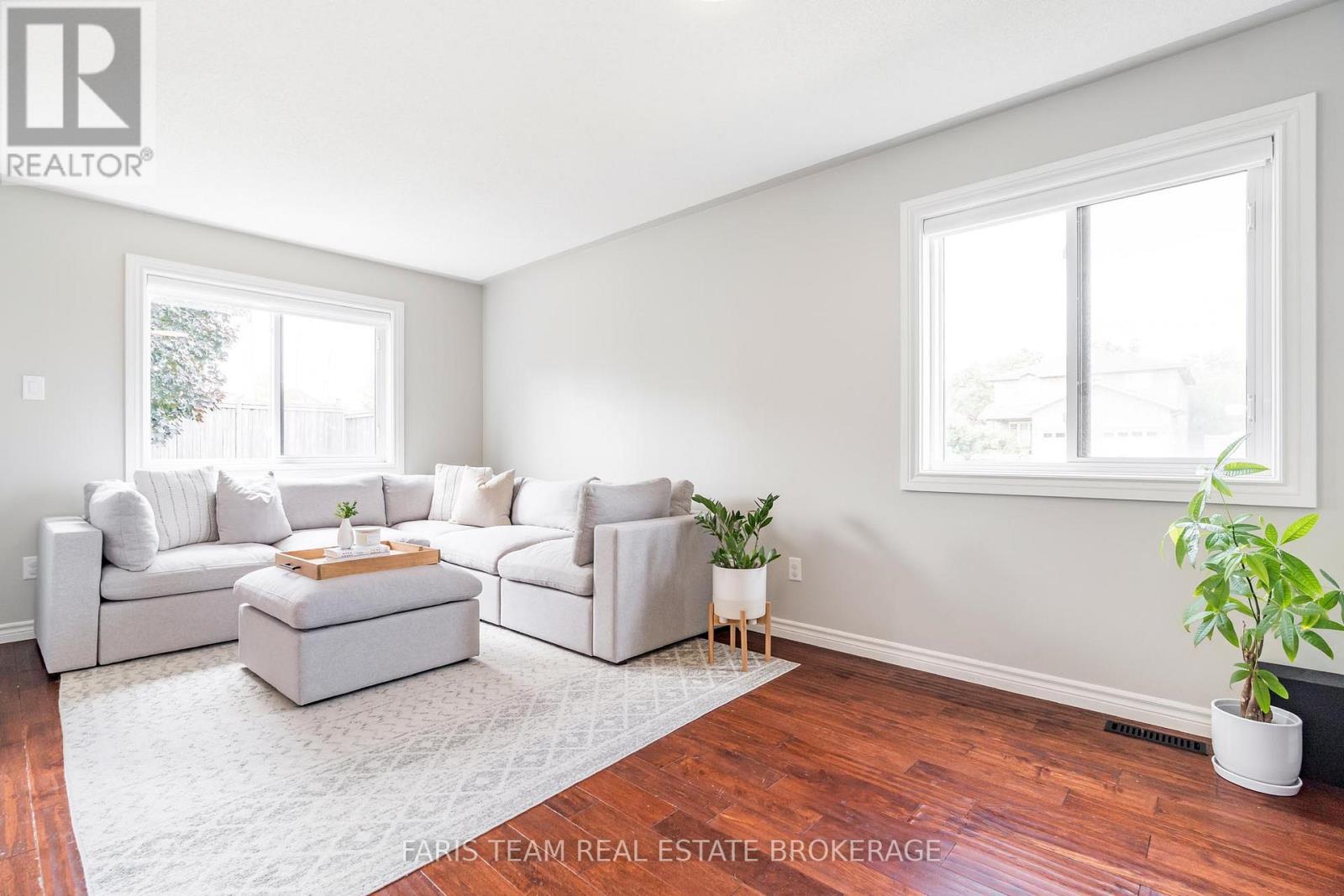Photo 15 of 40 Brown Wood Drive, Barrie ON