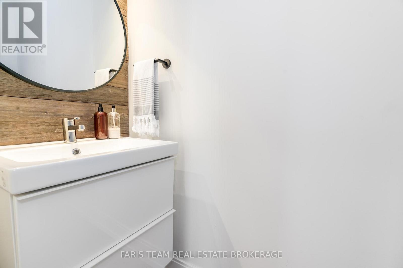 Photo 18 of 40 Brown Wood Drive, Barrie ON