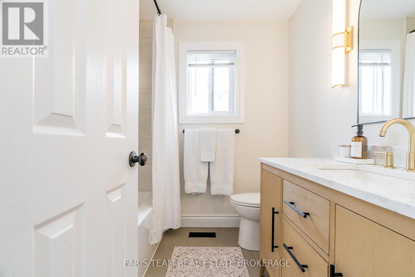 Photo 25 of 40 Brown Wood Drive, Barrie ON