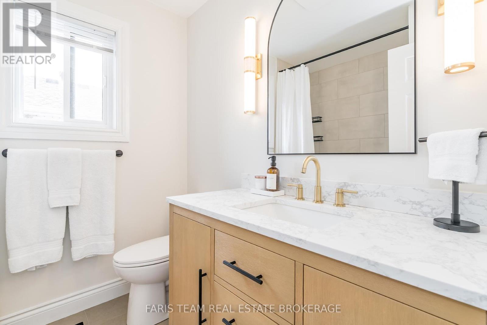 Photo 26 of 40 Brown Wood Drive, Barrie ON