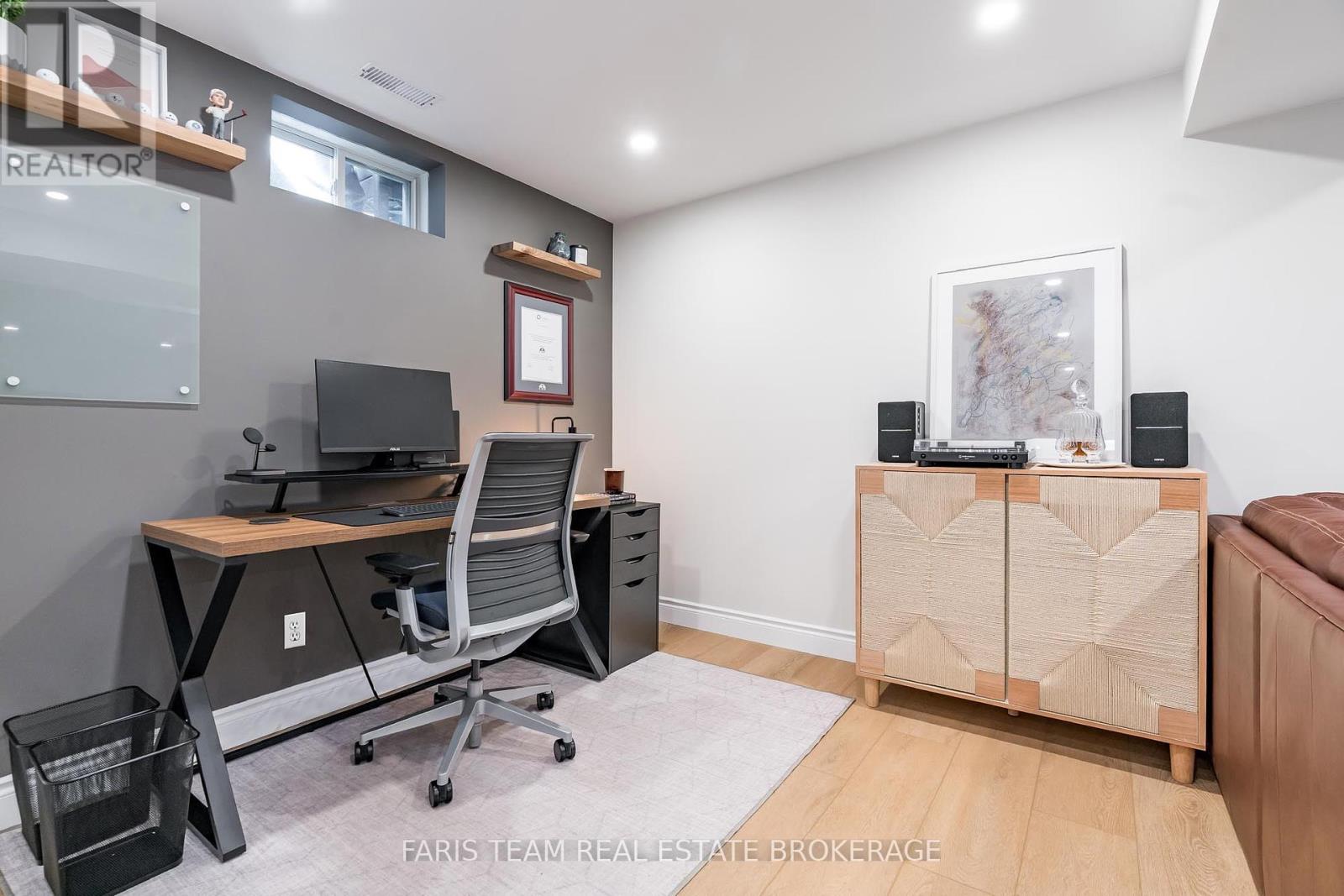 Photo 32 of 40 Brown Wood Drive, Barrie ON