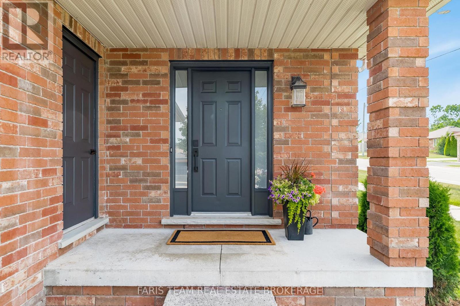Photo 4 of 40 Brown Wood Drive, Barrie ON
