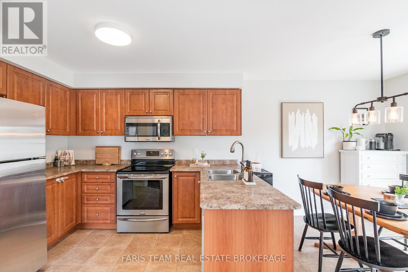 Photo 5 of 40 Brown Wood Drive, Barrie ON