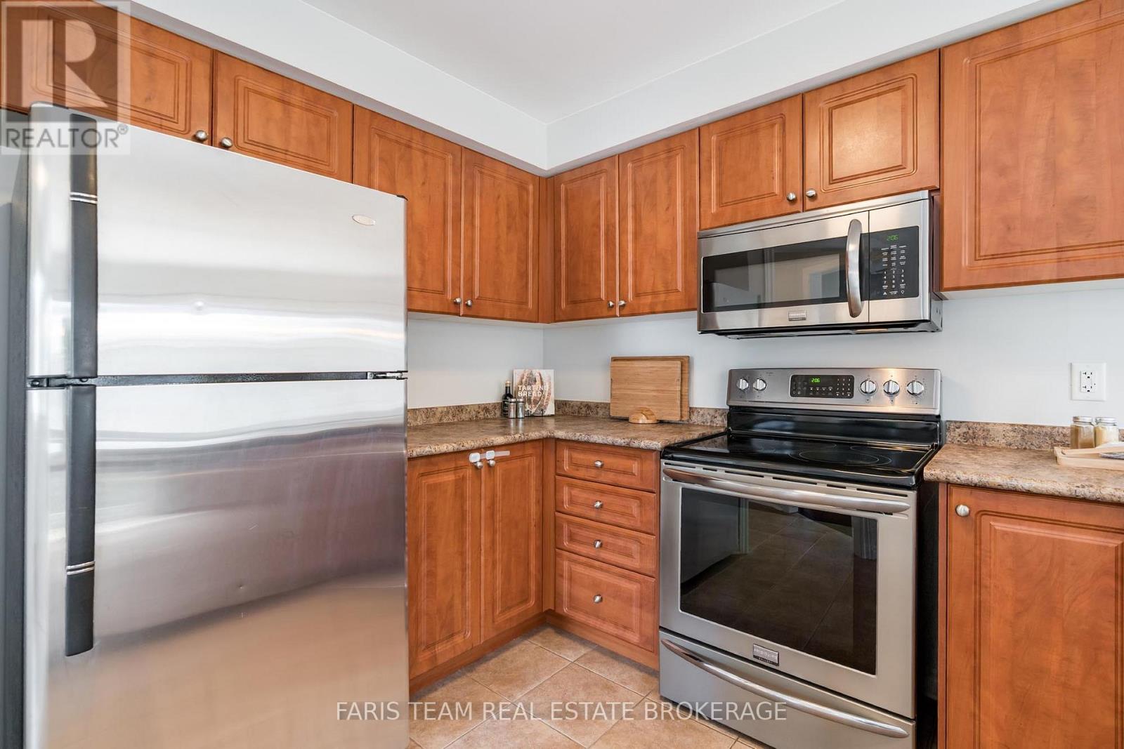 Photo 6 of 40 Brown Wood Drive, Barrie ON