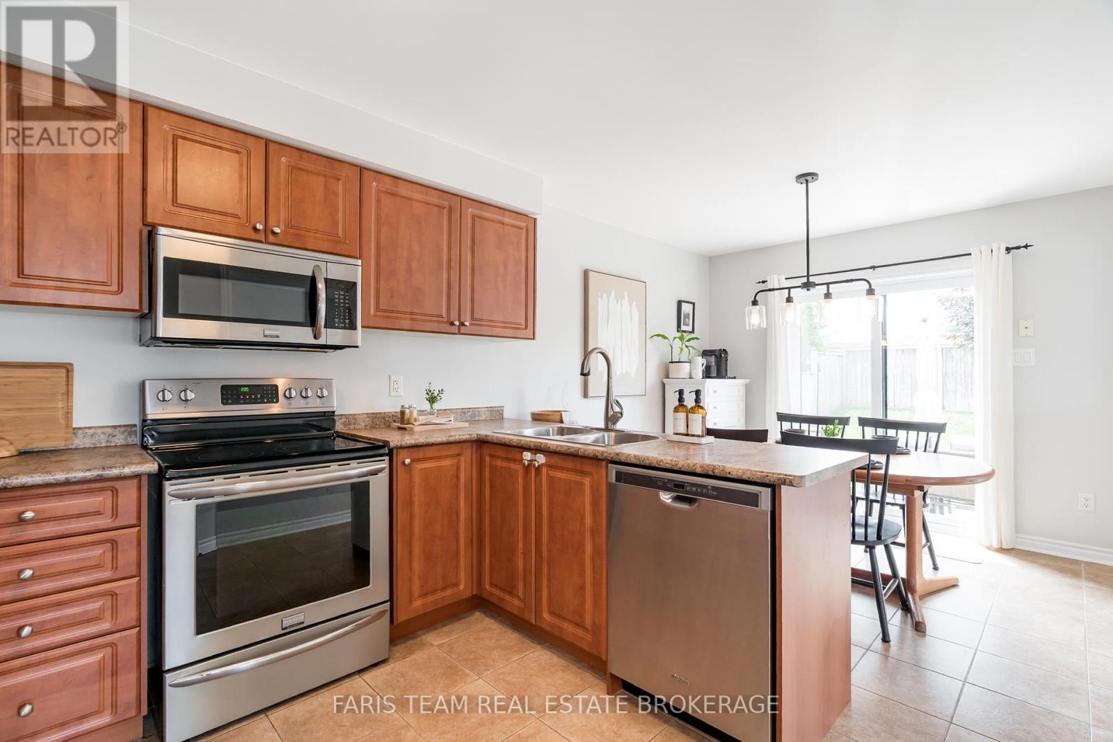 Photo 7 of 40 Brown Wood Drive, Barrie ON