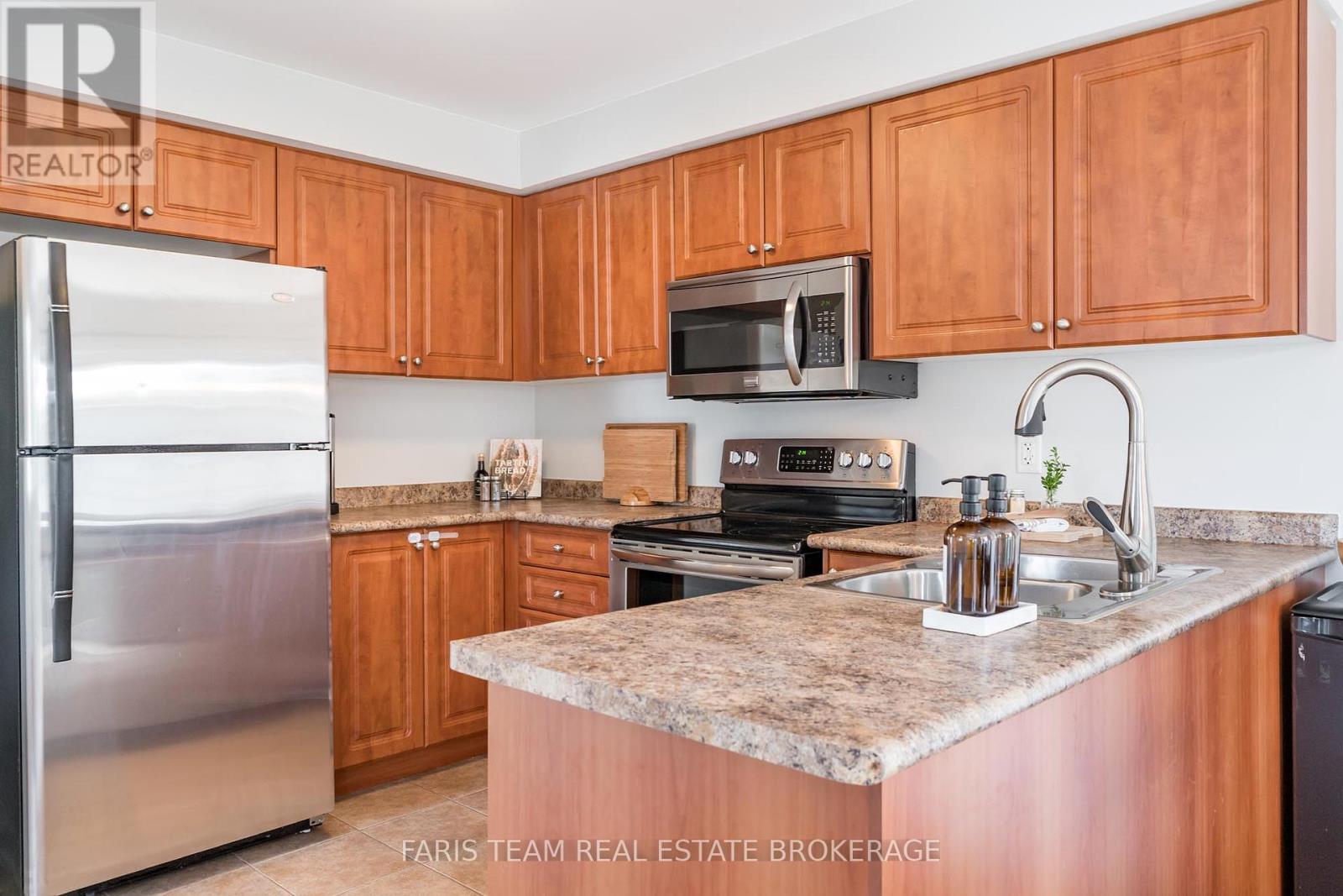Photo 8 of 40 Brown Wood Drive, Barrie ON