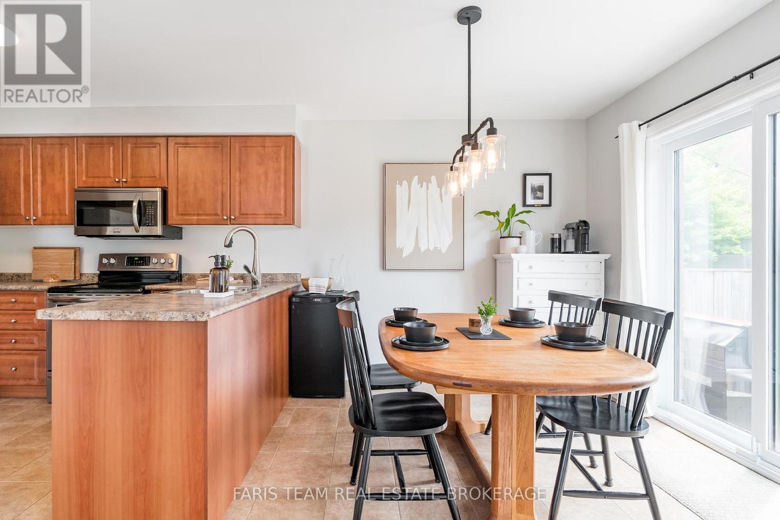 Photo 9 of 40 Brown Wood Drive, Barrie ON