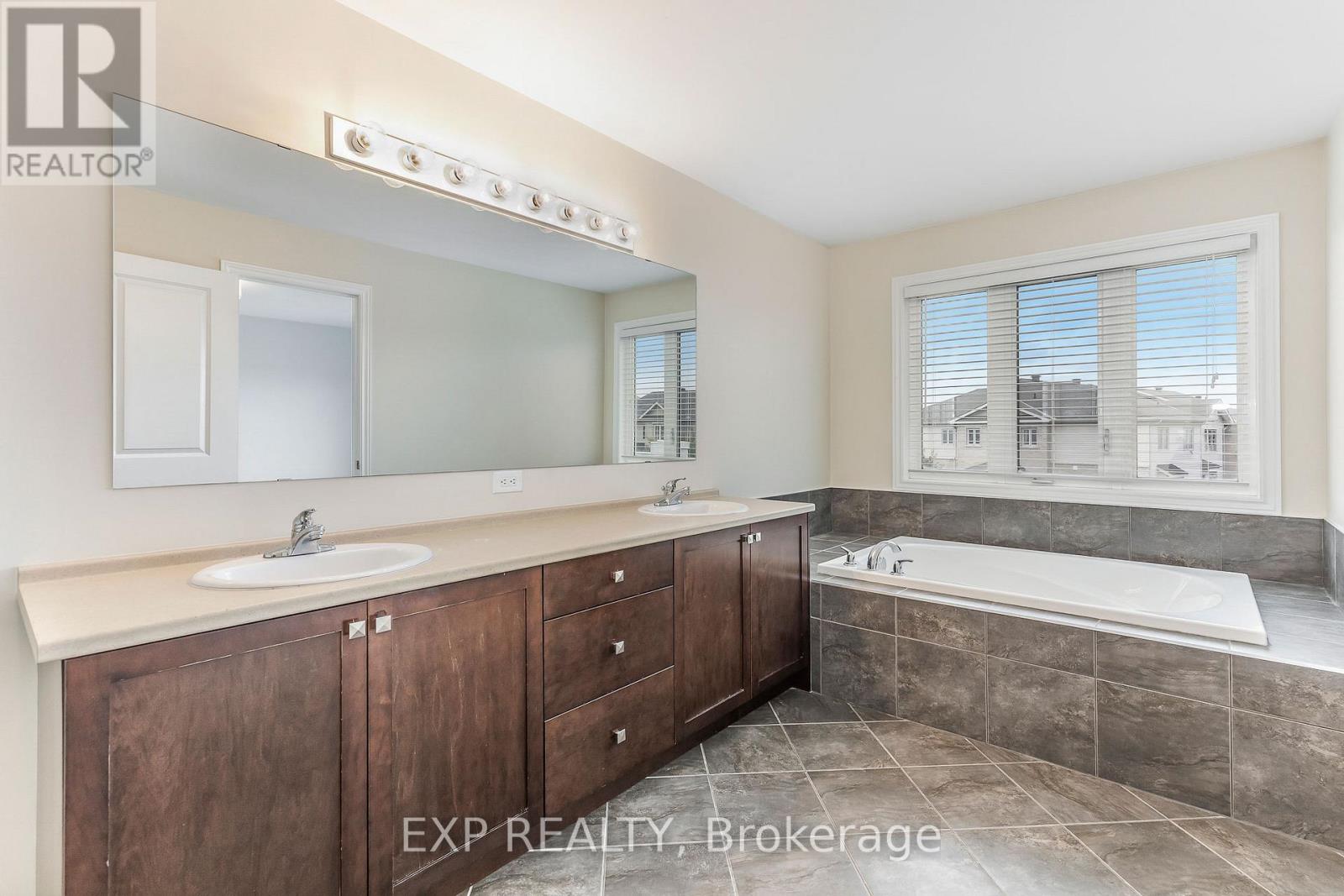 Photo 23 of 136 Whispering Winds Way, Ottawa ON