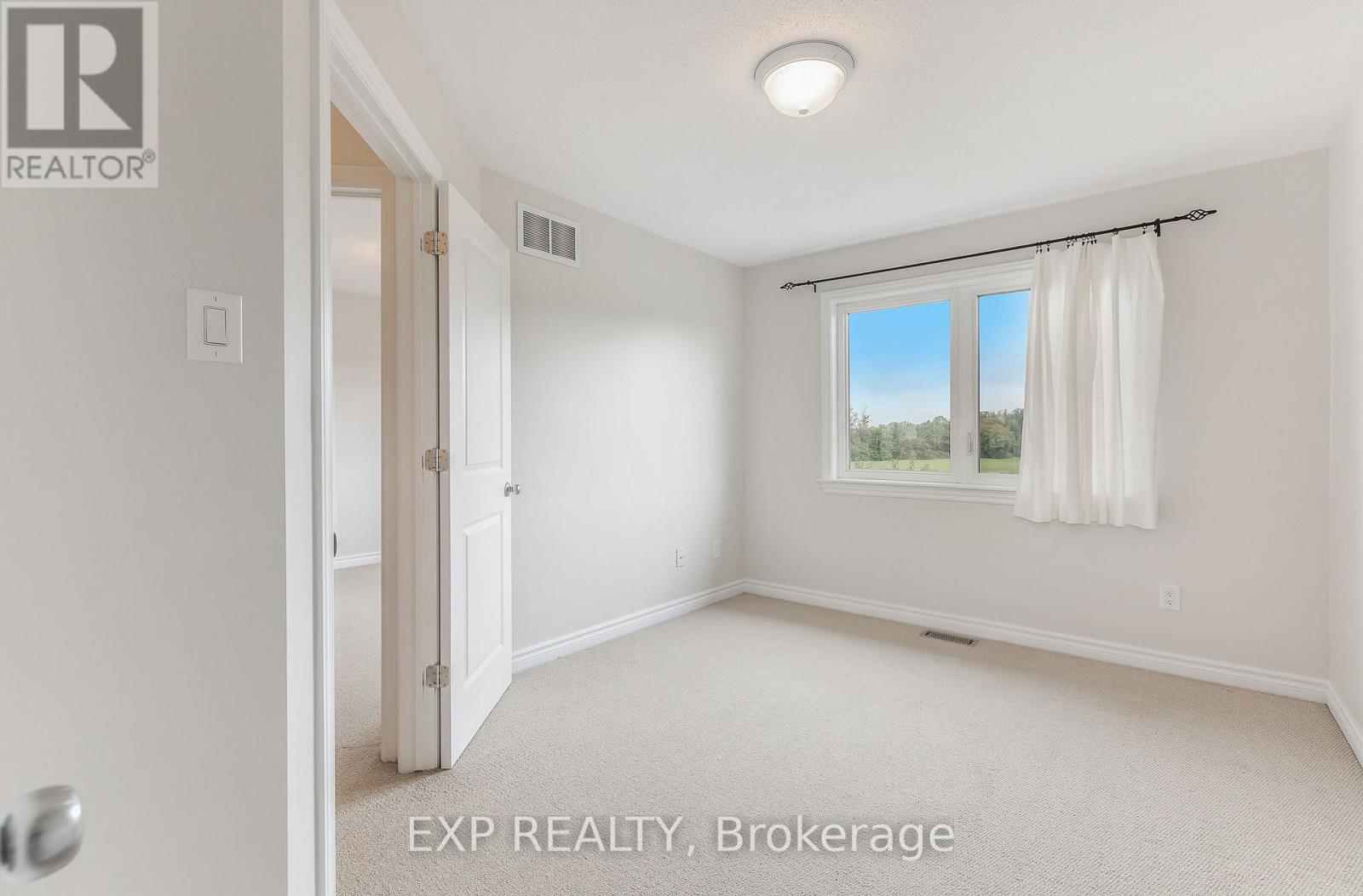 Photo 26 of 136 Whispering Winds Way, Ottawa ON