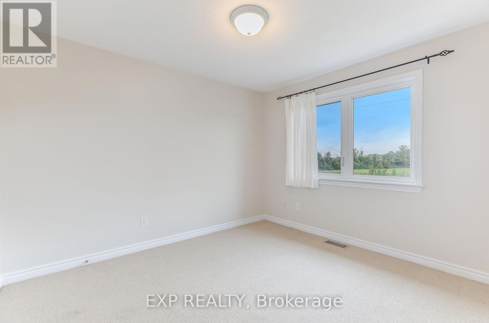 Photo 16 of 136 Whispering Winds Way, Ottawa ON