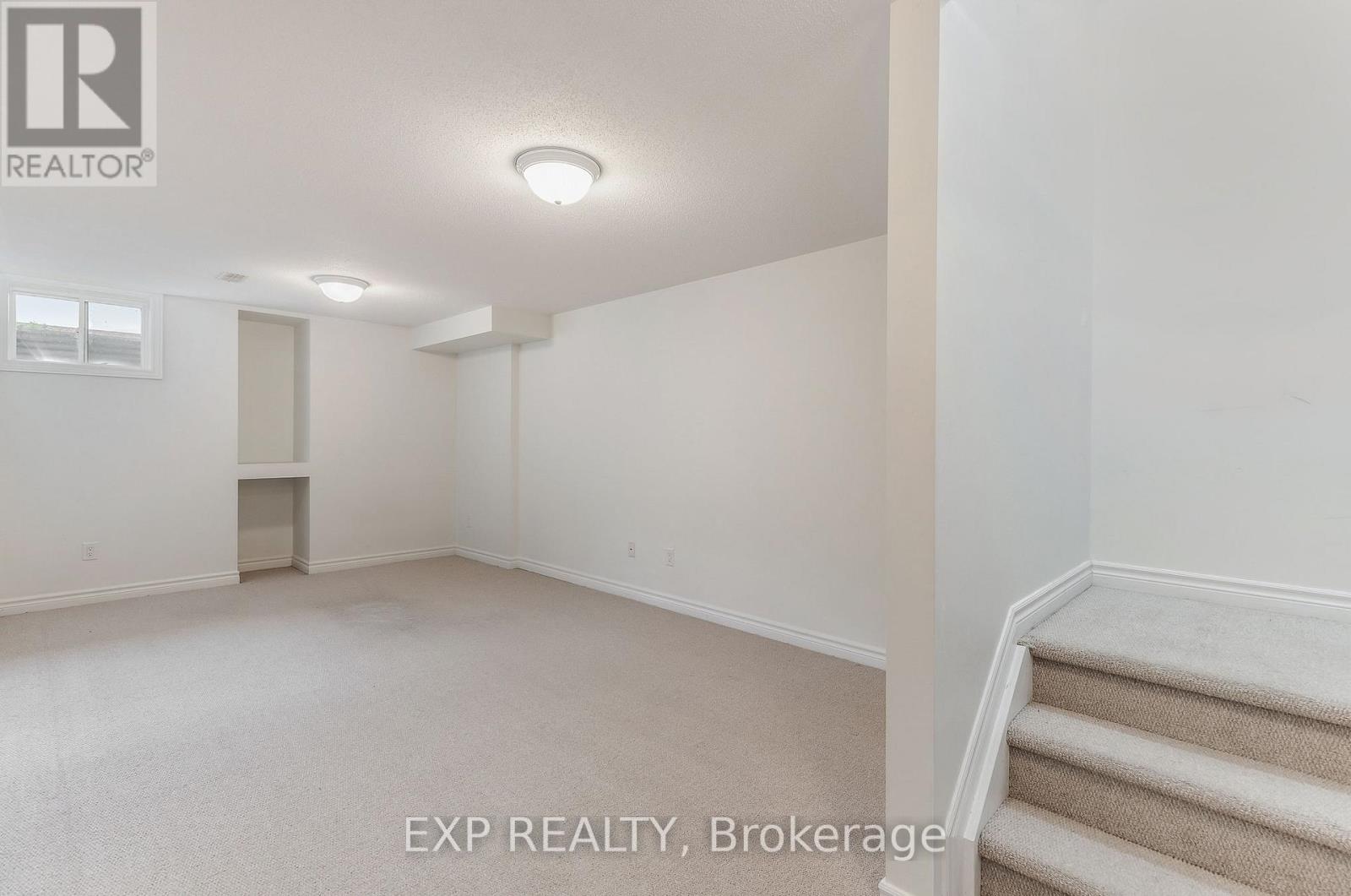 Photo 12 of 136 Whispering Winds Way, Ottawa ON