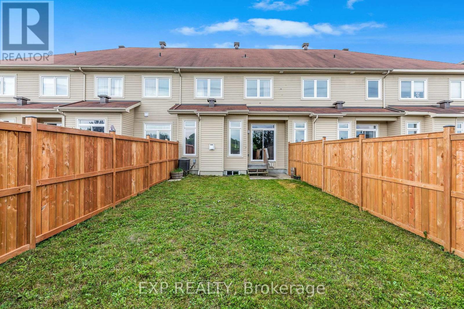 Photo 4 of 136 Whispering Winds Way, Ottawa ON
