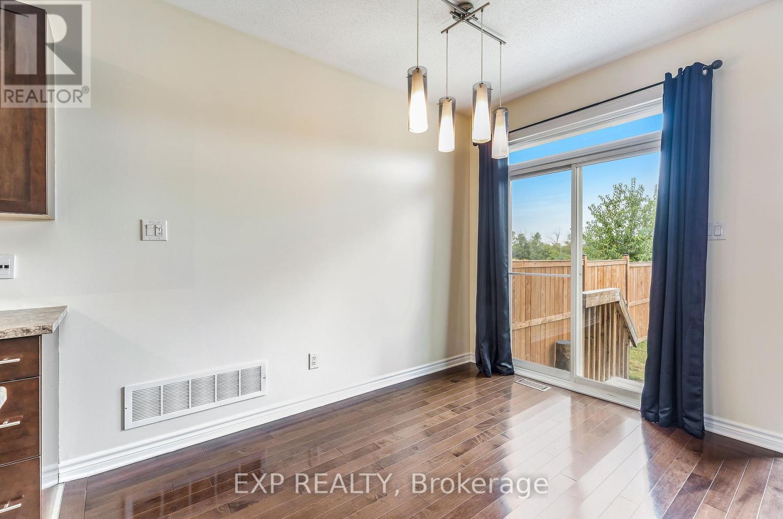 Photo 18 of 136 Whispering Winds Way, Ottawa ON