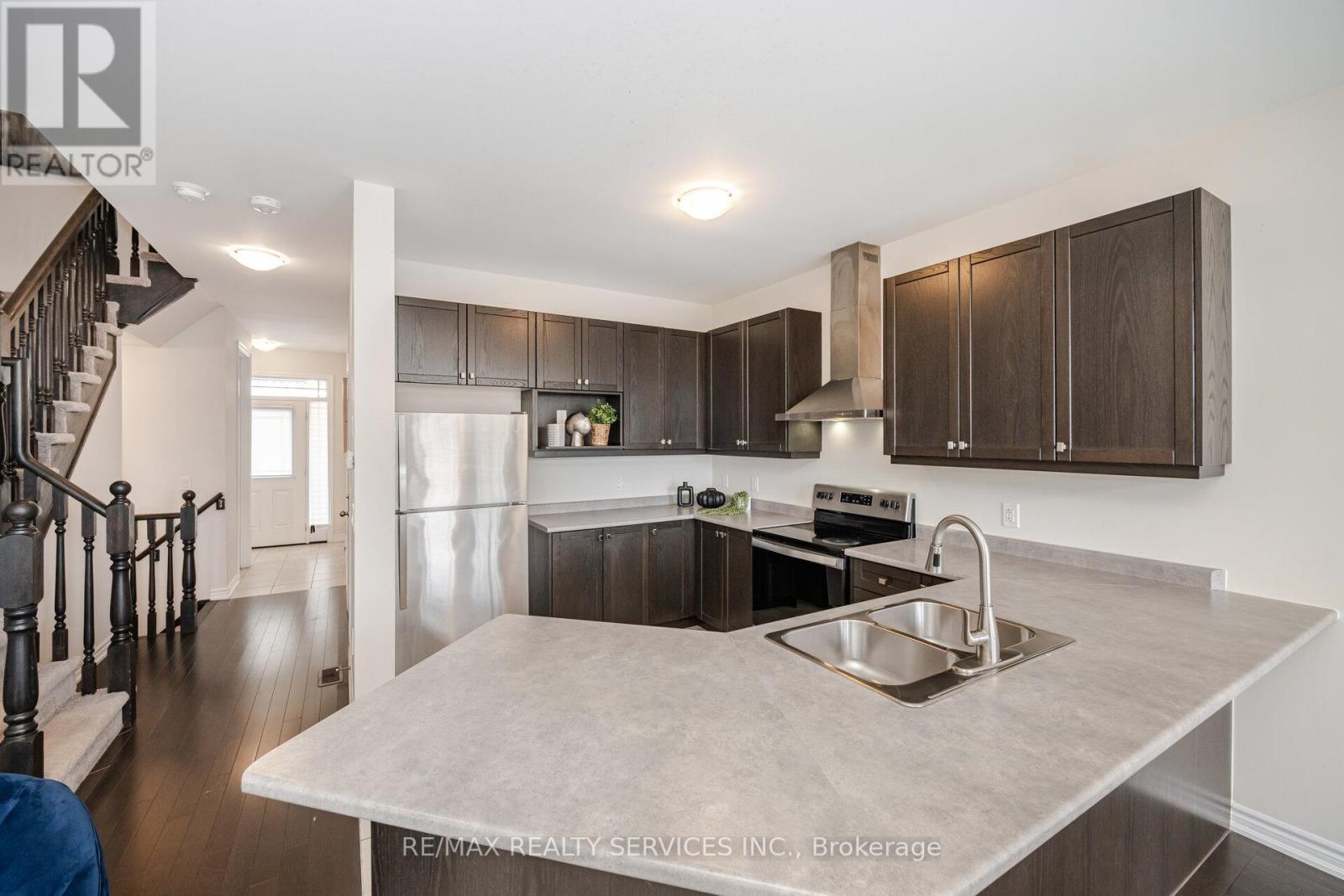 Photo 8 of 21 Cosbury Lane, Caledon ON