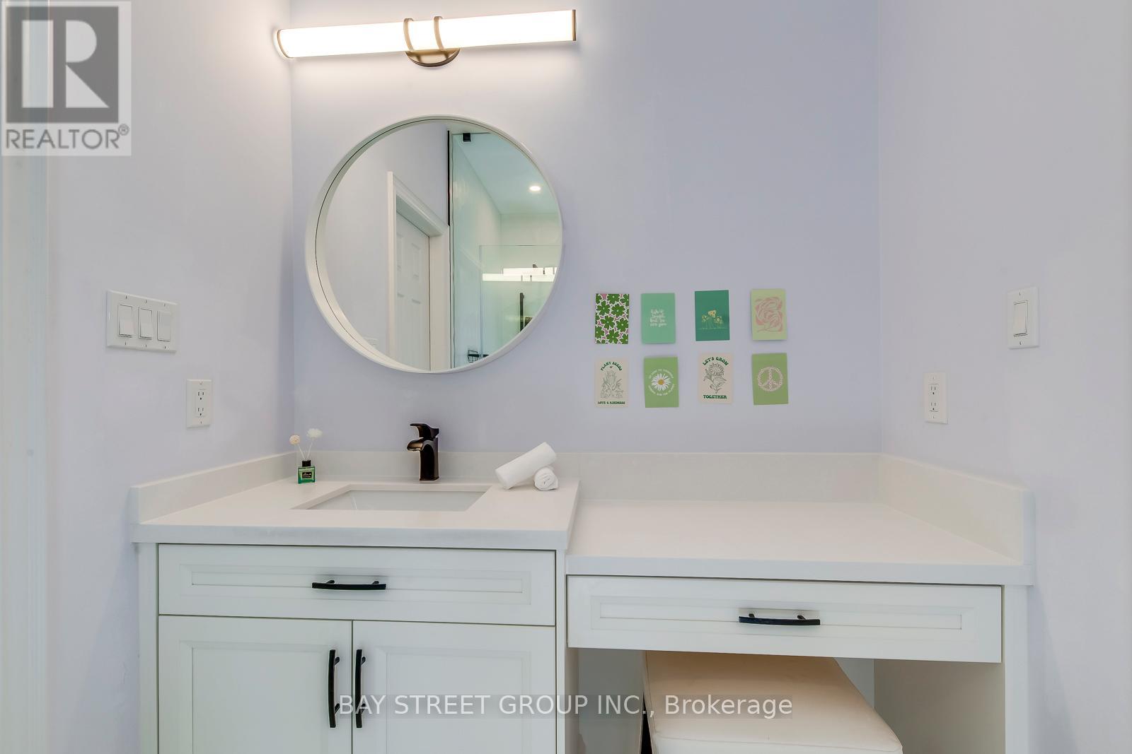Photo 3 of 3091 Streamwood Pass, Oakville ON