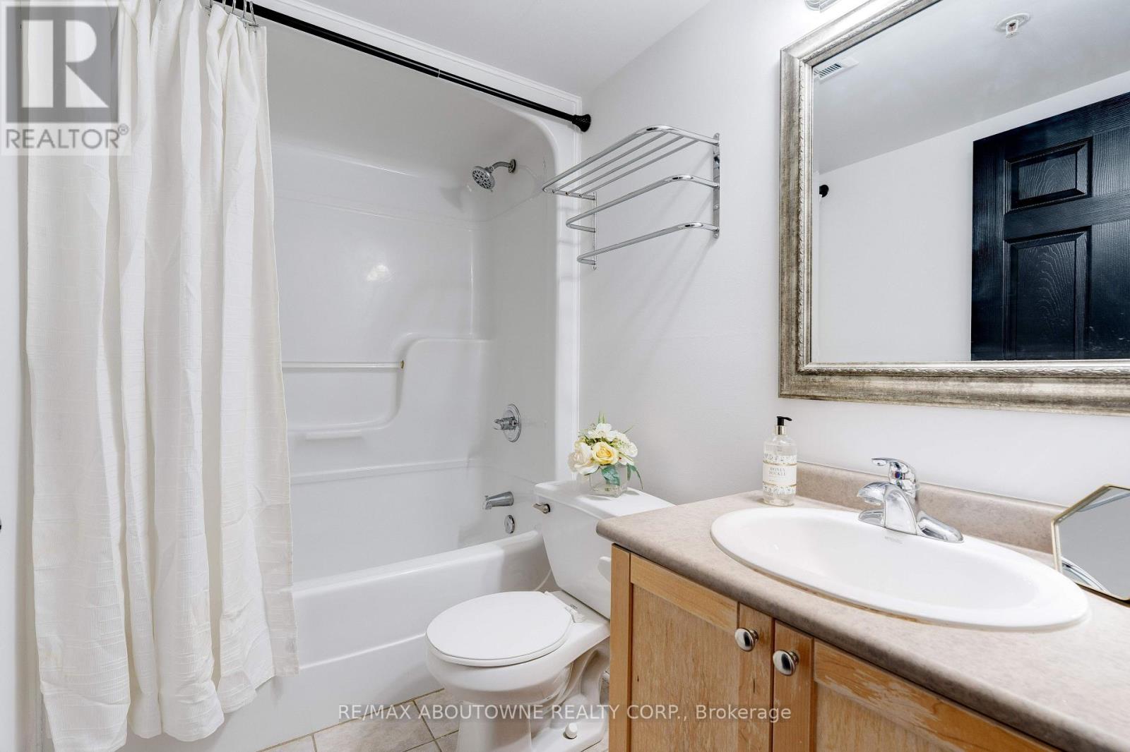 Photo 15 of 212 1460 Bishops Gate, Oakville ON