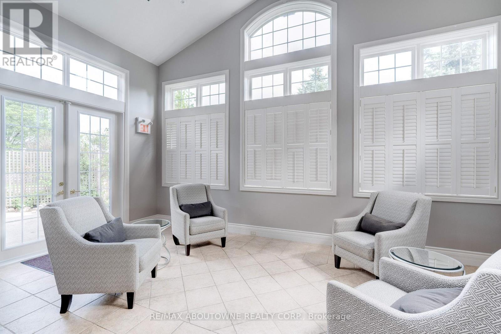 Photo 2 of 212 1460 Bishops Gate, Oakville ON