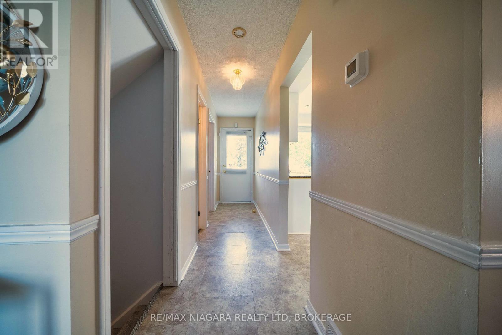 Photo 3 of 26 Crestcombe Road, St Catharines ON
