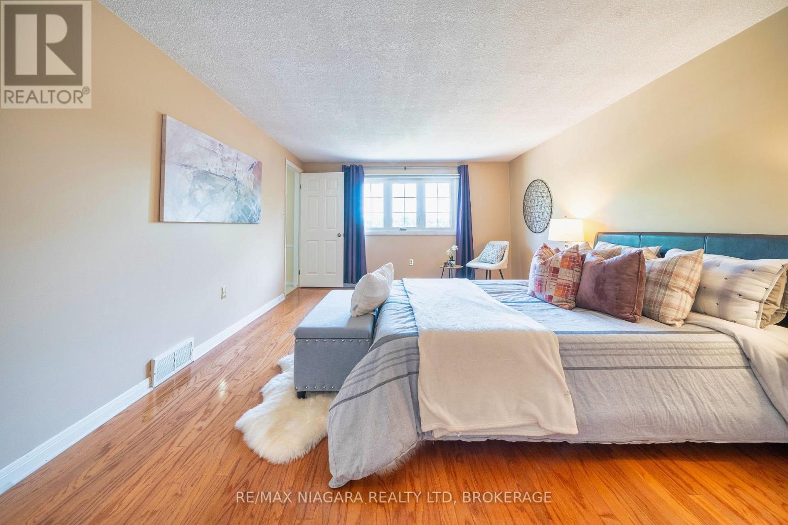 Photo 18 of 26 Crestcombe Road, St Catharines ON