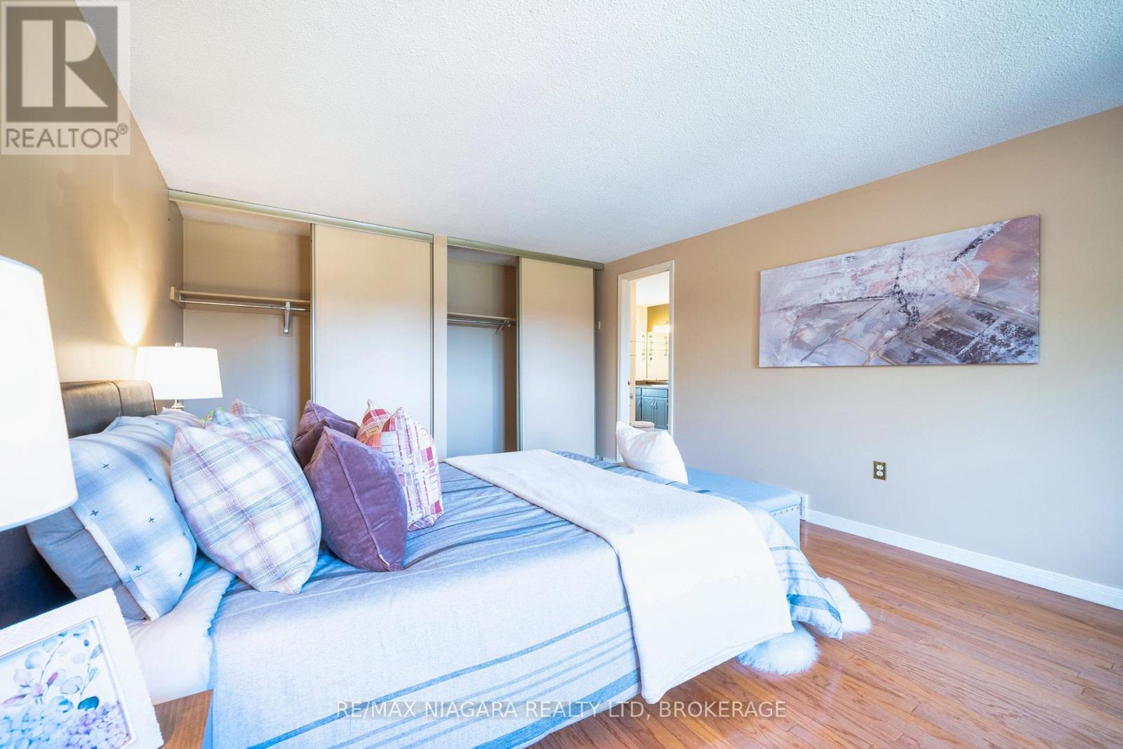 Photo 40 of 26 Crestcombe Road, St Catharines ON