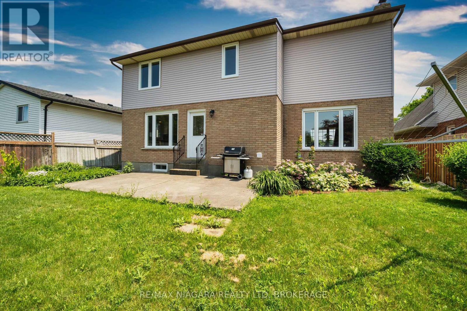 Photo 2 of 26 Crestcombe Road, St Catharines ON