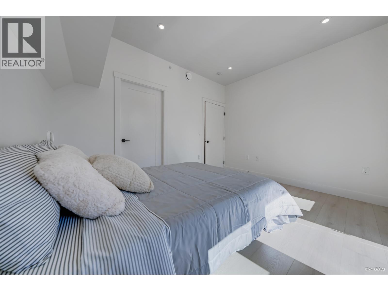 Photo 4 of 3 7180 Ontario Street, Vancouver BC