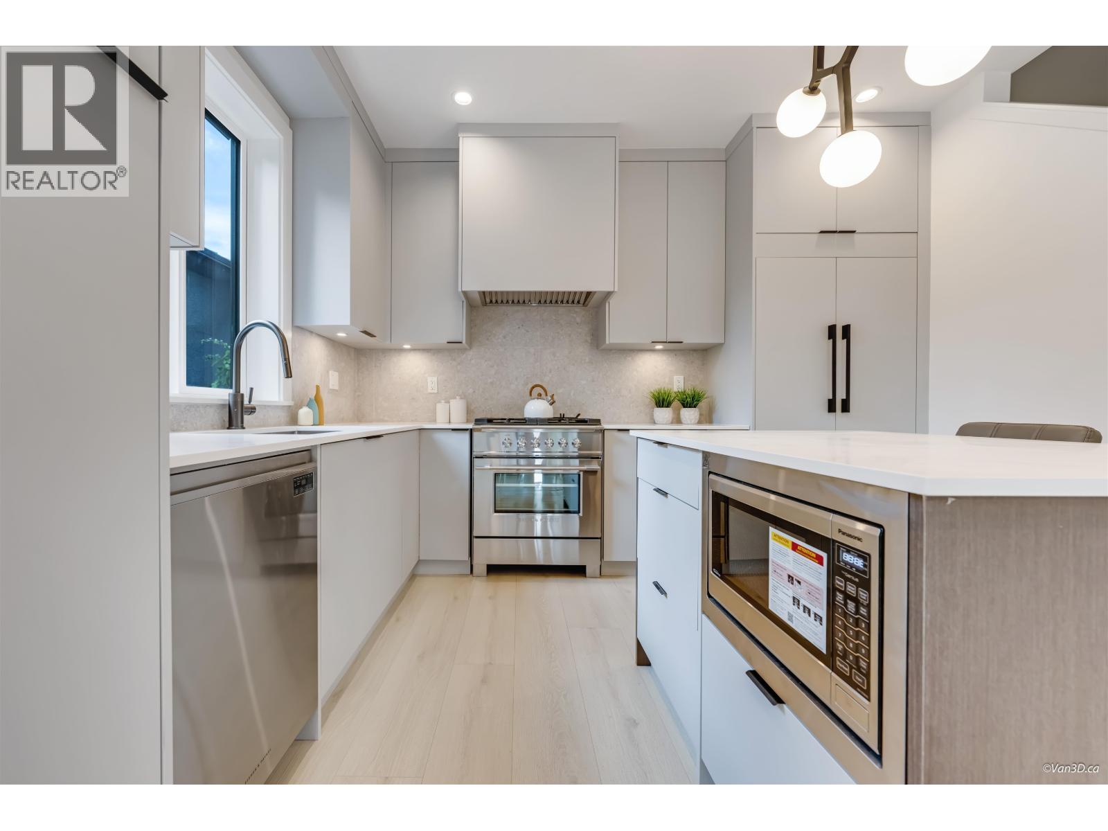 Photo 10 of 3 7180 Ontario Street, Vancouver BC