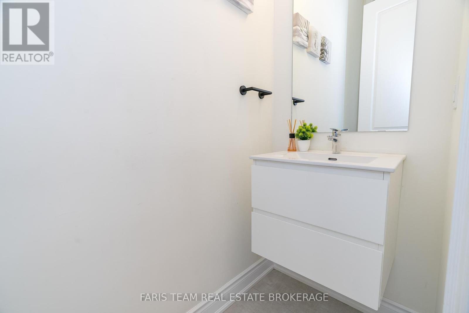 Photo 3 of 1425 Blackmore Street, Innisfil ON