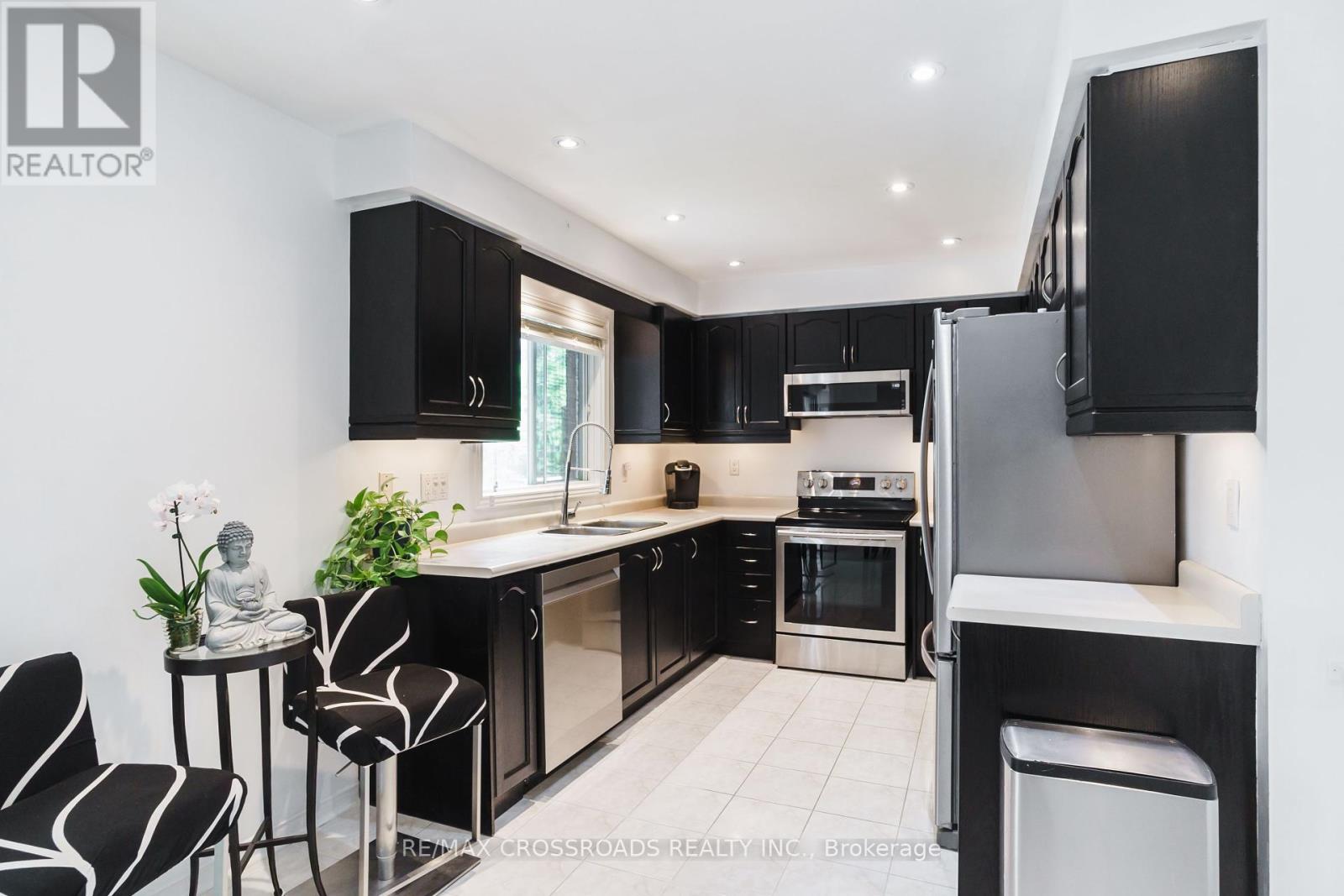 Photo 28 of 619 Walpole Crescent, Newmarket ON