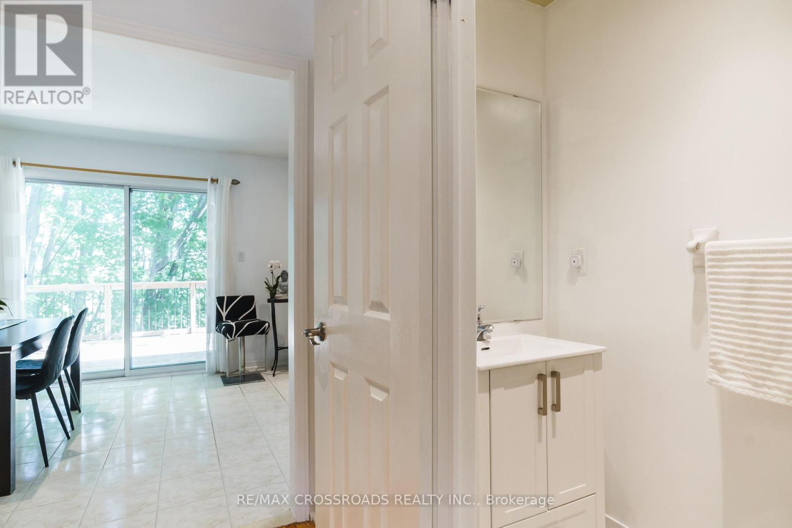 Photo 34 of 619 Walpole Crescent, Newmarket ON