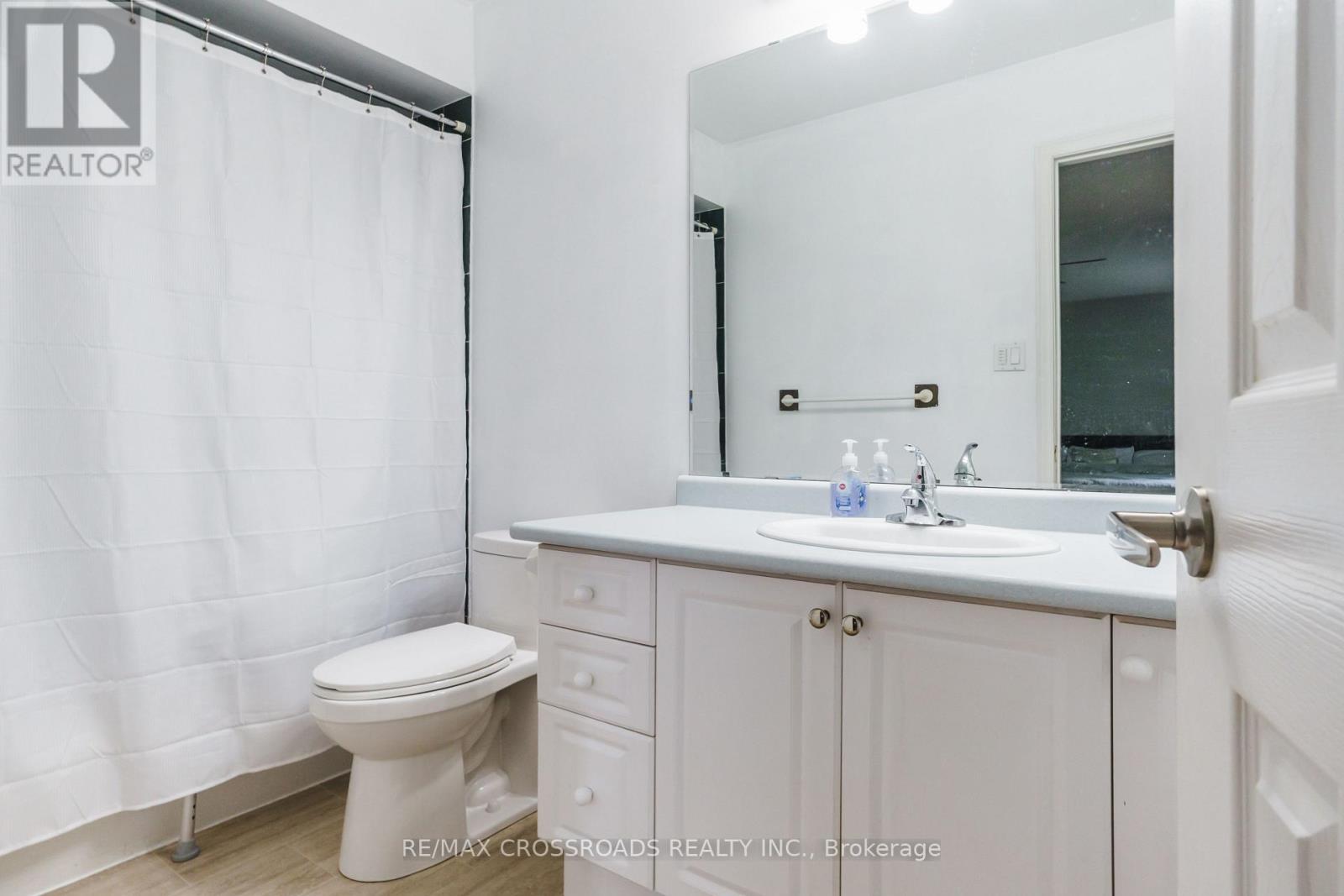 Photo 32 of 619 Walpole Crescent, Newmarket ON