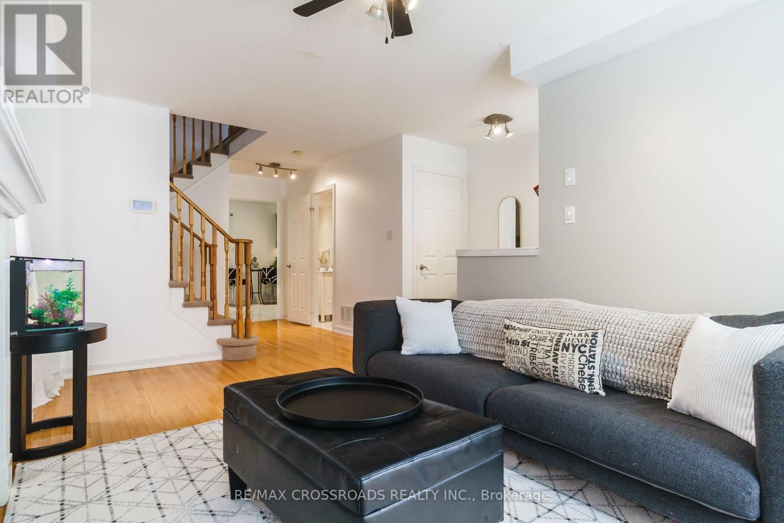 Photo 18 of 619 Walpole Crescent, Newmarket ON