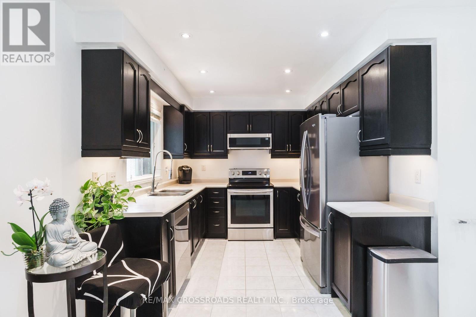 Photo 33 of 619 Walpole Crescent, Newmarket ON