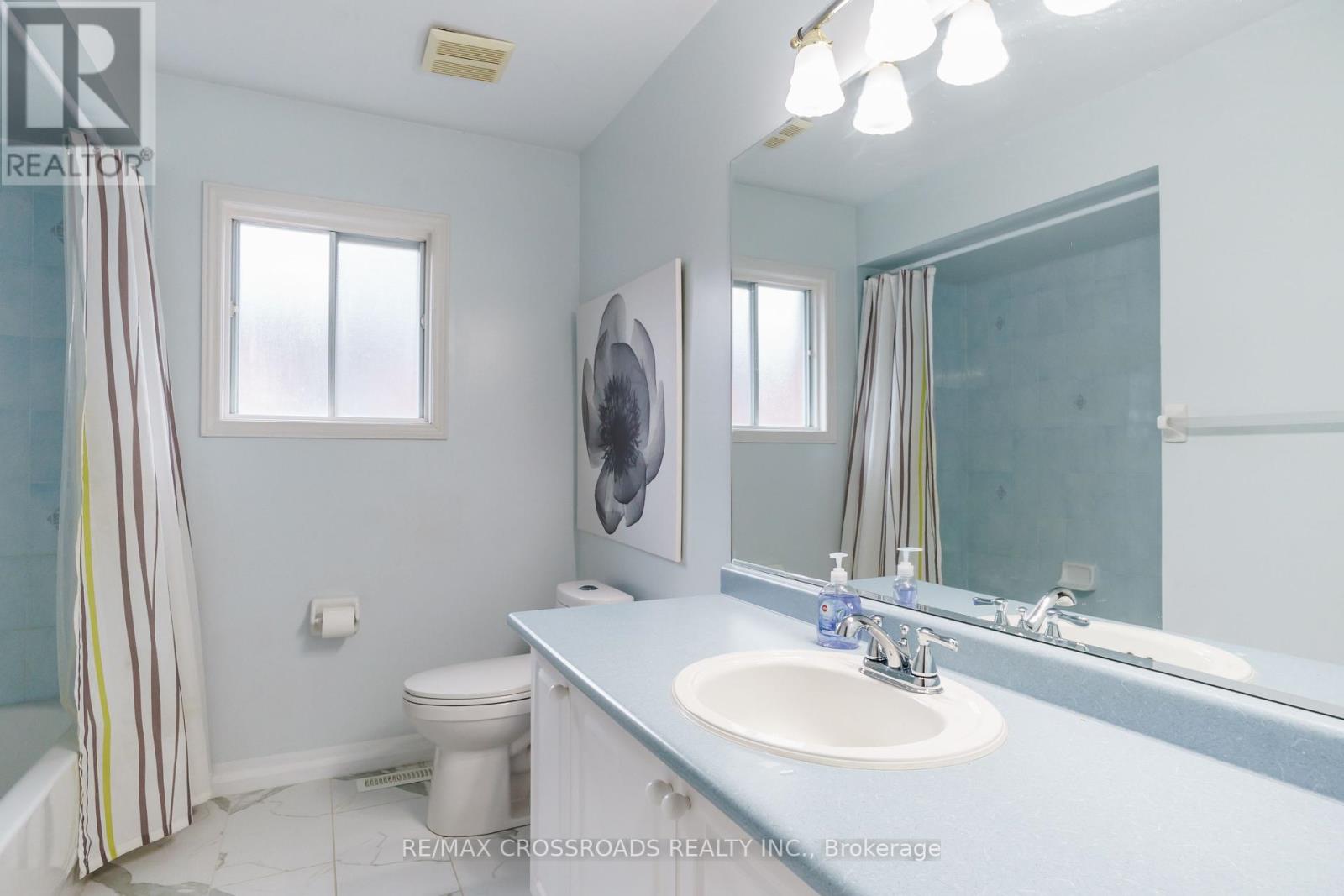 Photo 22 of 619 Walpole Crescent, Newmarket ON