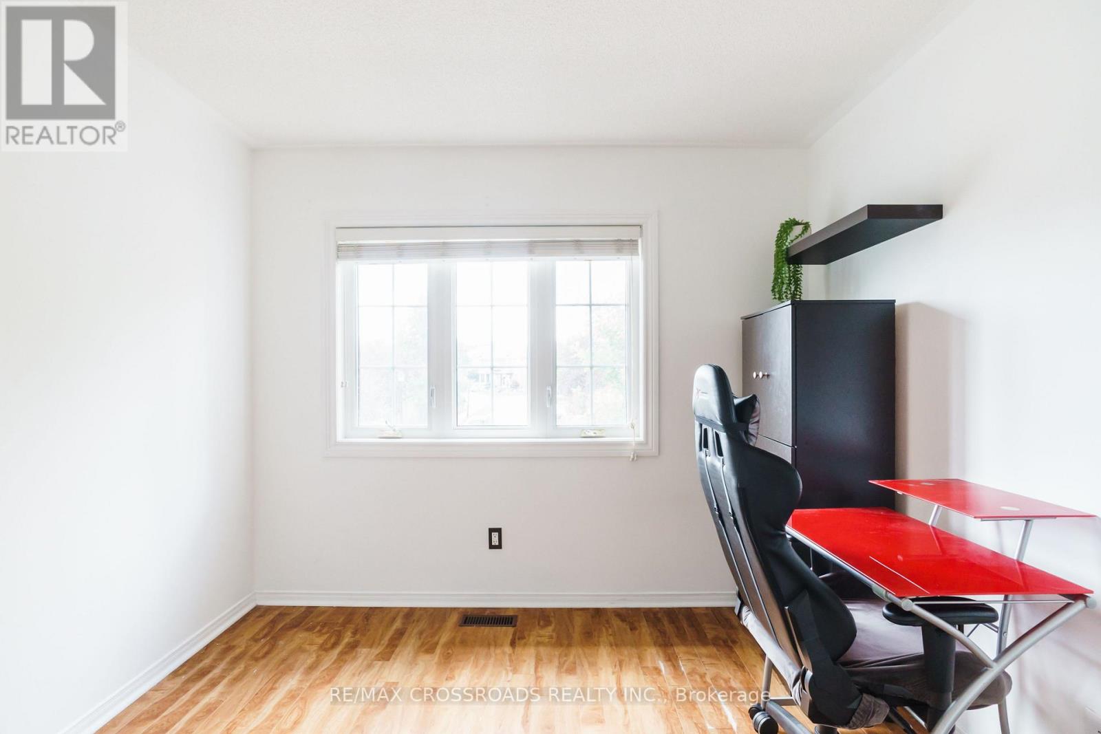 Photo 21 of 619 Walpole Crescent, Newmarket ON