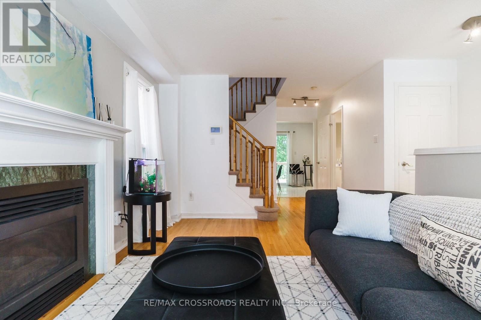 Photo 6 of 619 Walpole Crescent, Newmarket ON