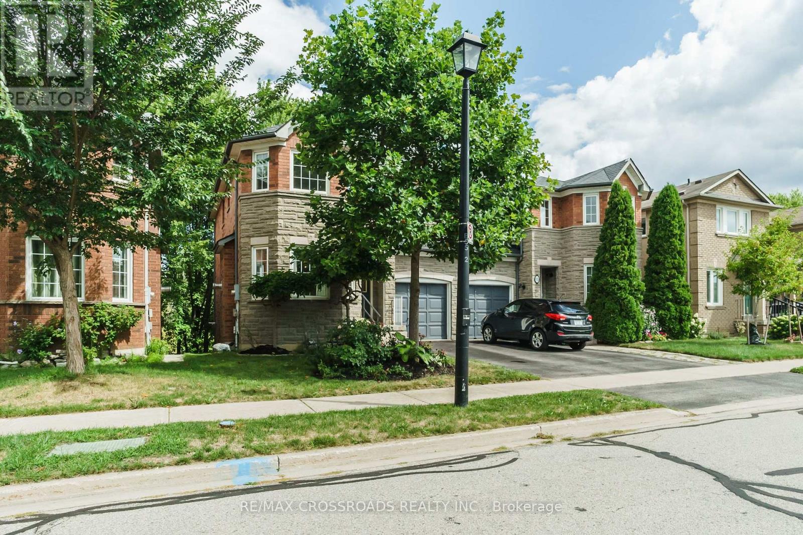 Photo 20 of 619 Walpole Crescent, Newmarket ON