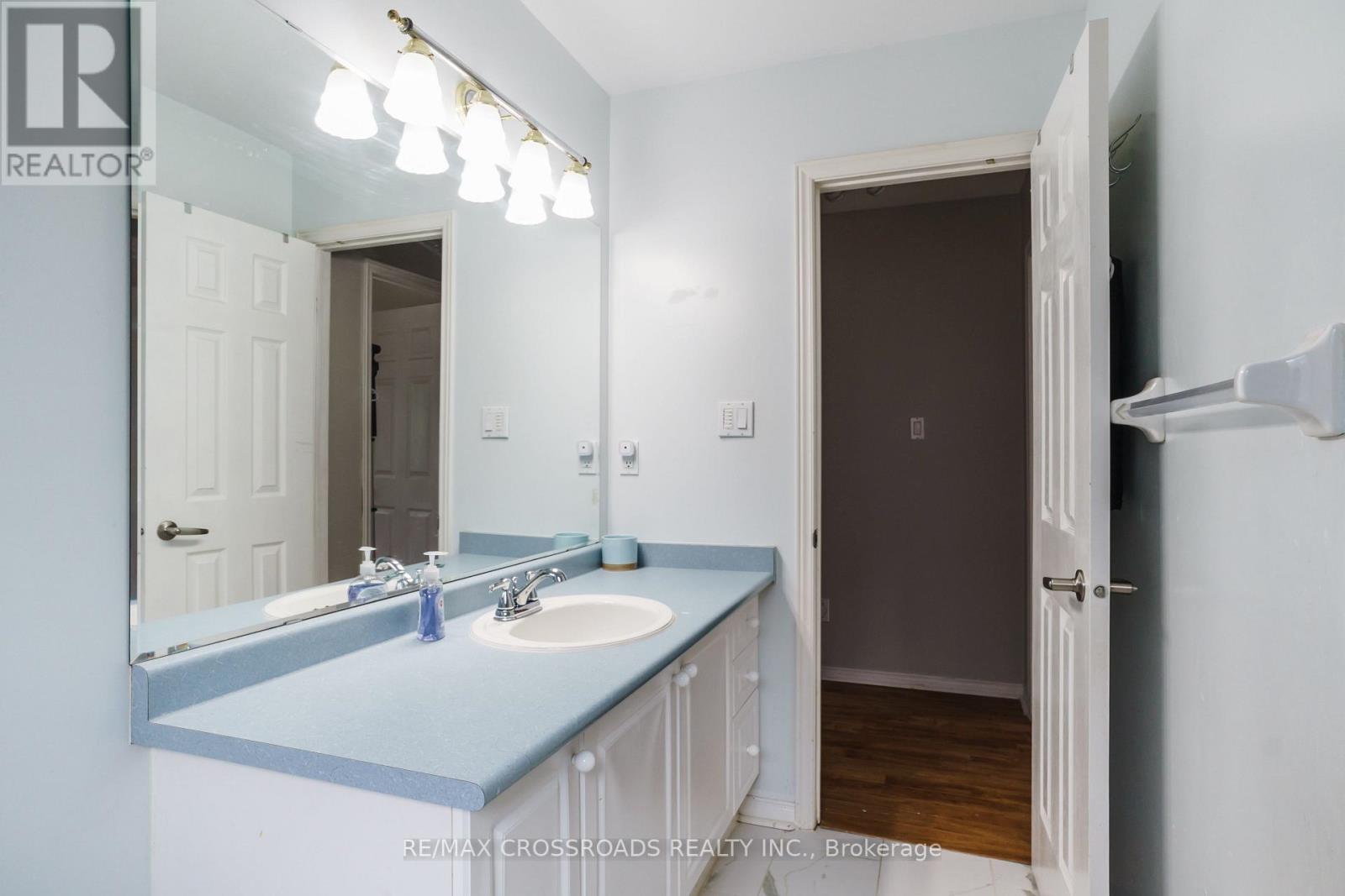 Photo 2 of 619 Walpole Crescent, Newmarket ON
