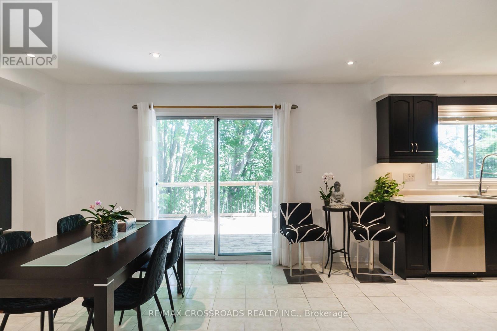 Photo 7 of 619 Walpole Crescent, Newmarket ON