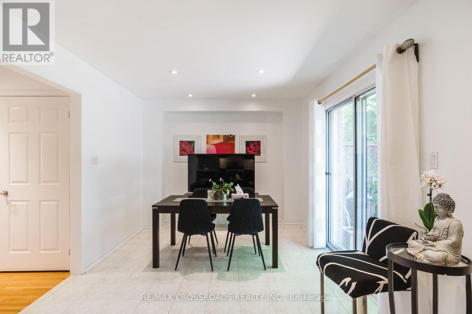 Photo 27 of 619 Walpole Crescent, Newmarket ON