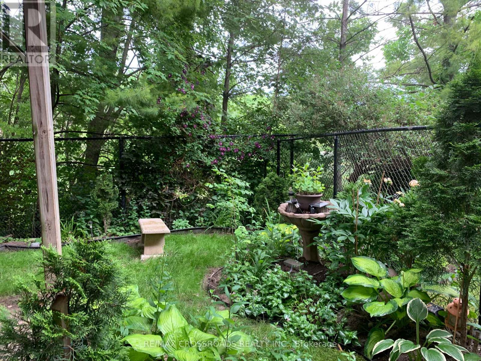 Photo 17 of 619 Walpole Crescent, Newmarket ON