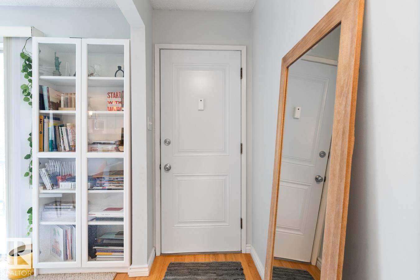 Photo 11 of 8735 92 Av Nw, Edmonton AB
