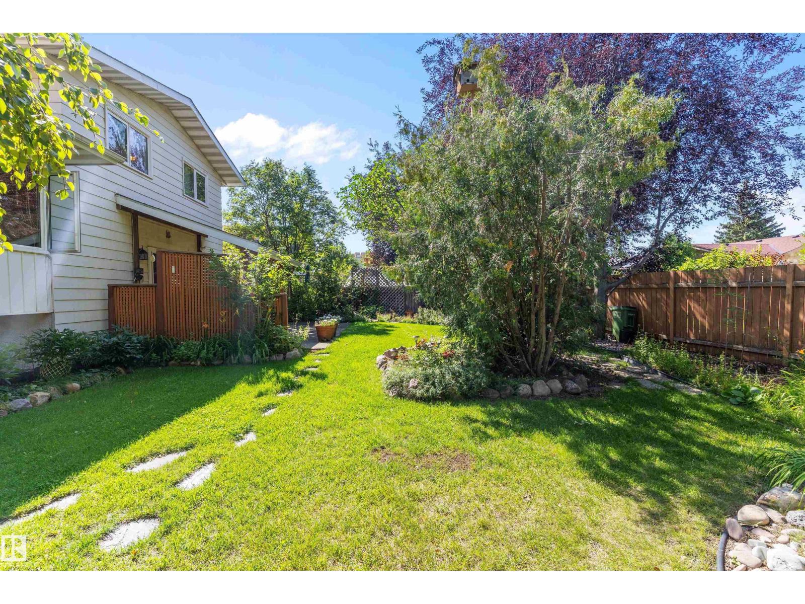 Photo 2 of 3112 109 St Nw, Edmonton AB