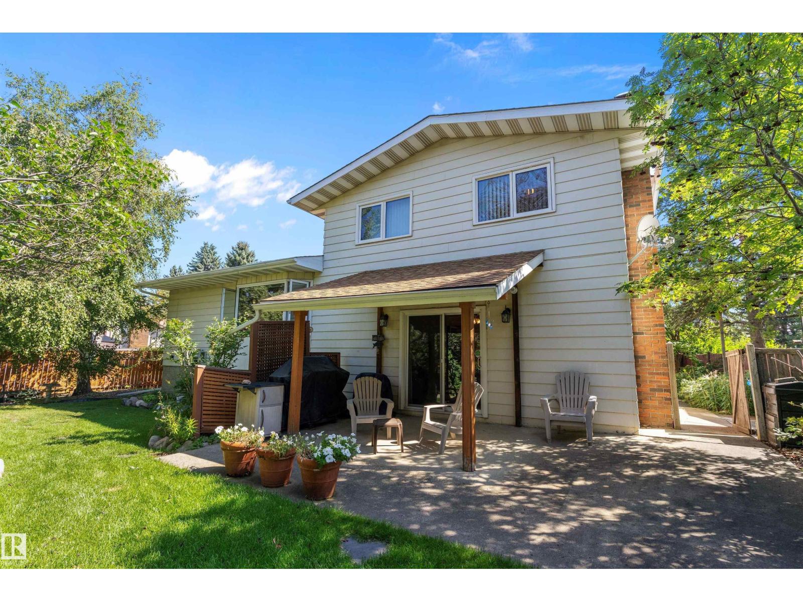 Photo 9 of 3112 109 St Nw, Edmonton AB