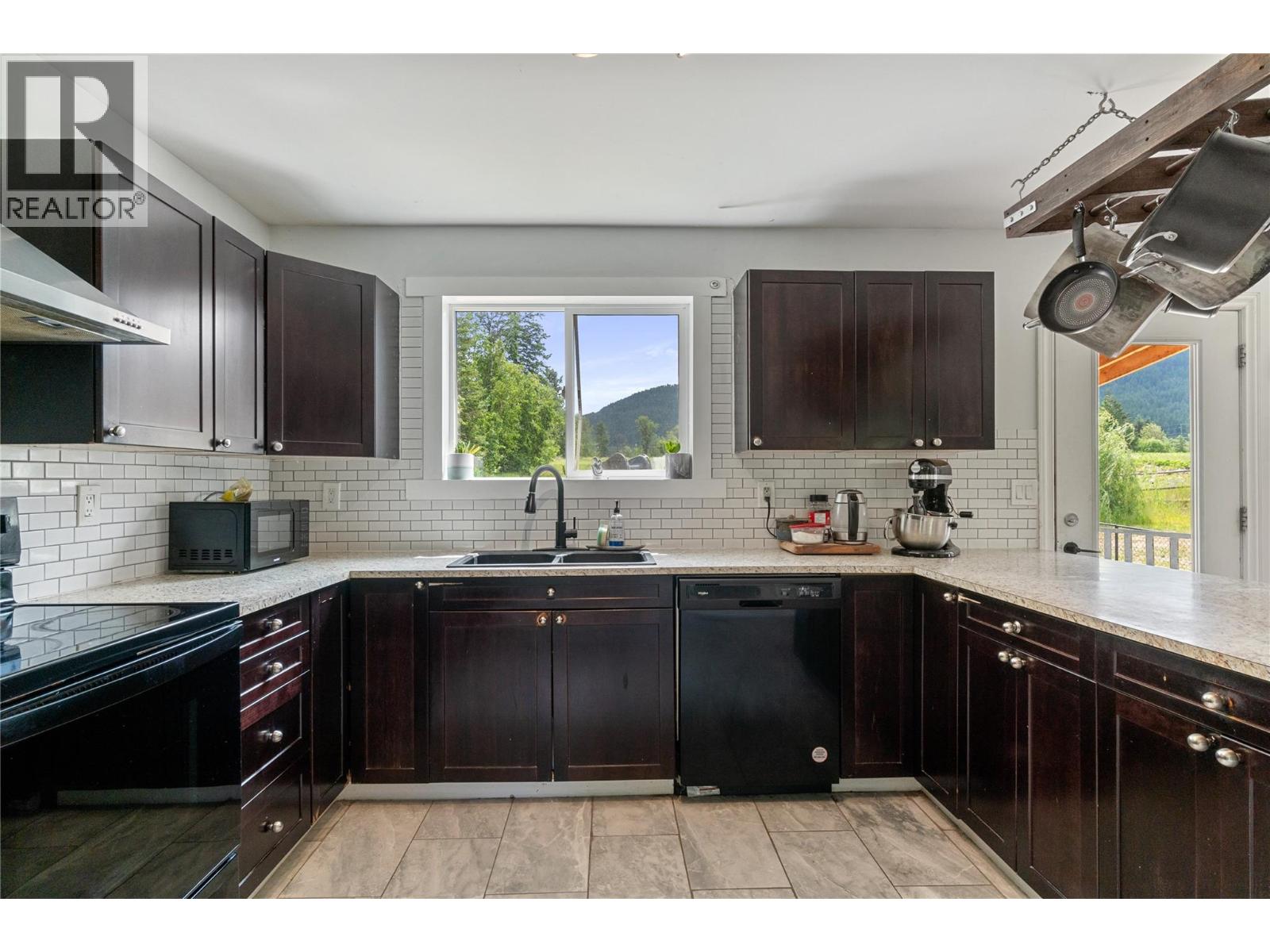 Photo 10 of 4150 20 Avenue Se, Salmon Arm BC
